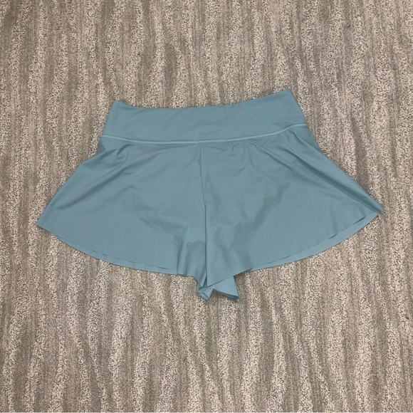 Athleta Women’s Blue Flutter Shorts Size M - Picture 2 of 3